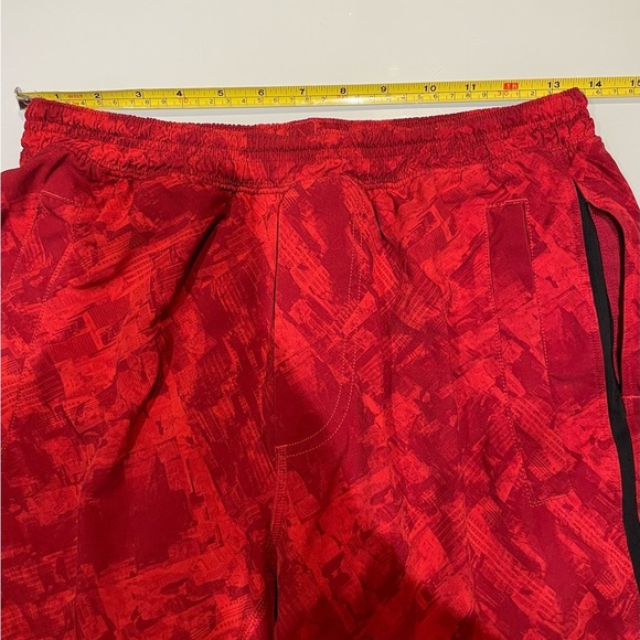 Men’s Lululemon Pace Breaker 9” Lined Red Patterned Shorts - Picture 3 of 14